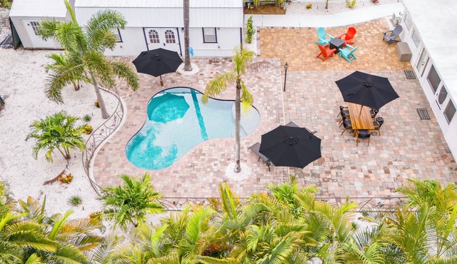 Sarasota Stay. Heated Saltwater Pool+Cottage