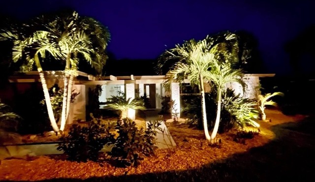 Sarasota Sunshine Bungalow-Private Pool, Tropical Yard & Minutes to Siesta Key