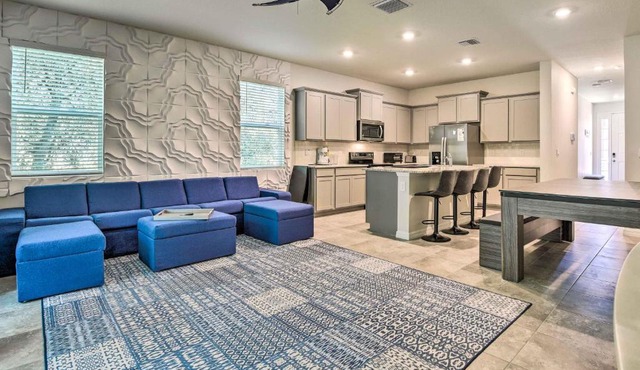 Sarasota Townhouse with Lanai about 10 Mi to Beach!