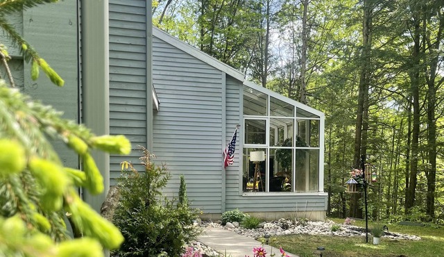 Saratoga Contemporary, in Natures Paradise 5 min to Downtown.