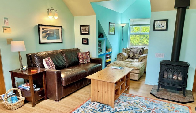 Saratoga Guest Cottage. Quiet & Tranquil Hideaway, Mountain & Ocean View