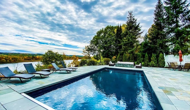 Saratoga Lake luxury home mins from everything