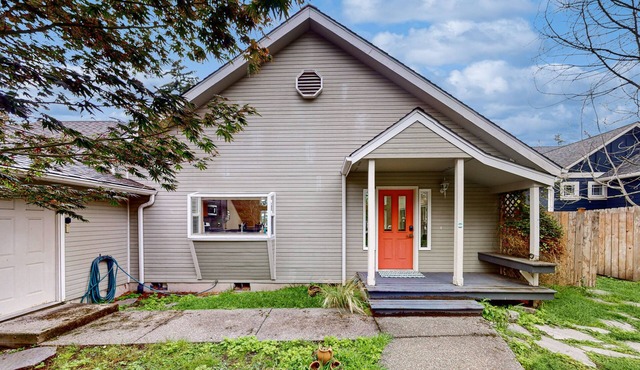 Saratoga Passage waterview home with sunrise view, bbq and deck