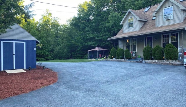 Saratoga rental: 18 mins to track, with plenty of privacy, across from lake.