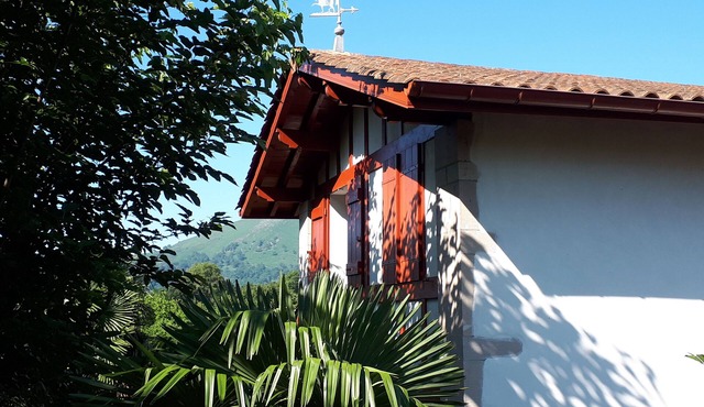 Sare, between ocean and mountains