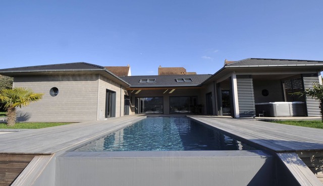 Sarlat 900m from the medieval center, swimming pool, jacuzzi. New ground floor house