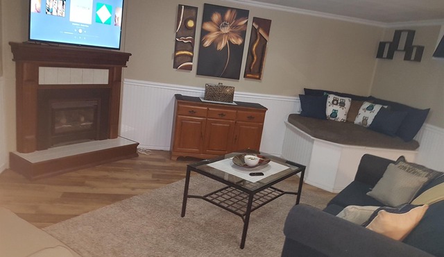 Sarnia Hidden Gem - 3 BR/2 BA by College/Hwy/Arena
