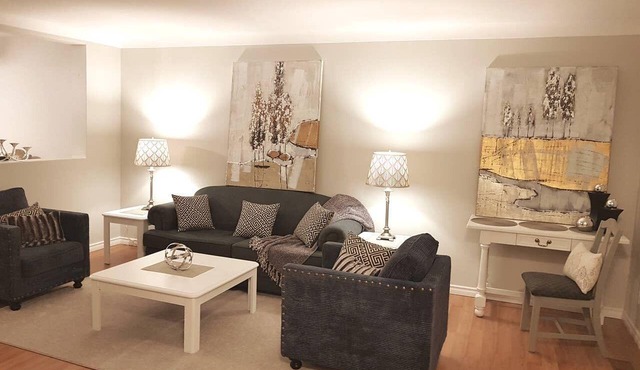 Sarnia's Central Six - BIG 6 BR/2 BA w/patio & BBQ