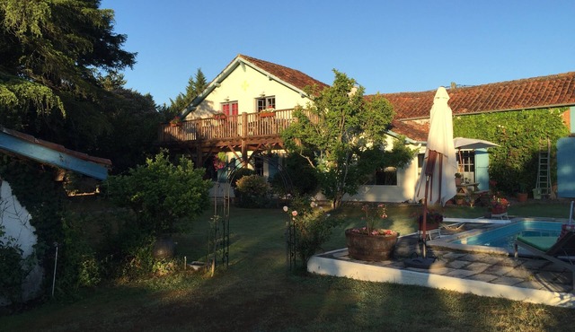 Sarron 6-Bed Villa, Sleeps 14, Pool & Parking