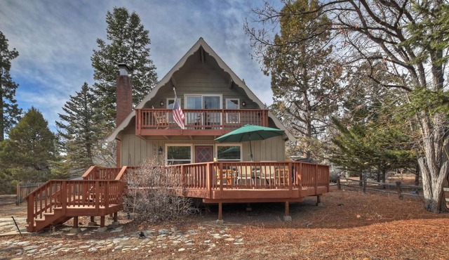 Sasquatch Cottage: Fun & Enchanting Sasquatch Themed Cabin! Flat Driveway! Wifi! BBQ!