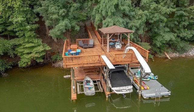 Sasquatch Lodge: Smith Mountain Lakefront Cabin