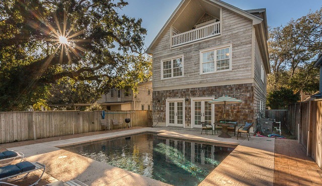 Sassy Peach Cottage - 5 Bed/4.5 Bath. Large Pool. Near Lighthouse/Pier/Village!