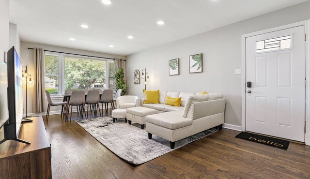 Sassy Stokie Stay: 3 BR+2BA Cozy Charming House w/Fenced Yard