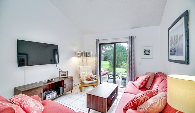 Satellite Beach Townhome w/Patios: 2 Mi to Beach