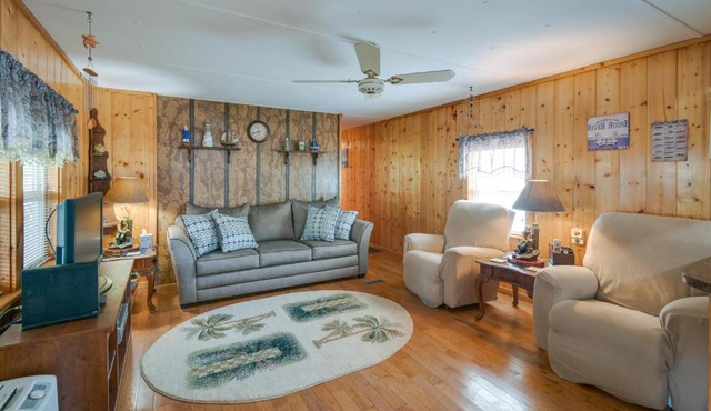 Satsuma Home w/Fire Pit + Dunns Creek Access!