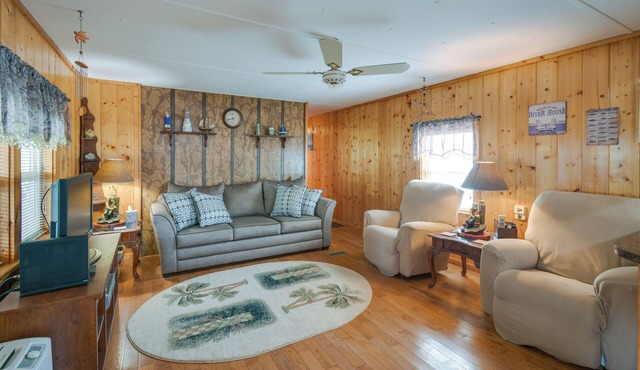Satsuma Home w/Fire Pit + Dunns Creek Access!