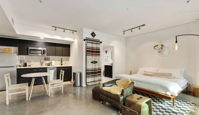 Saturn's Studio Apartment with Pool!