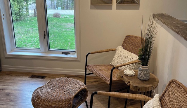 Sauble Beach renovated, large modern cottage + chefs kitchen. 5 mins to Main St