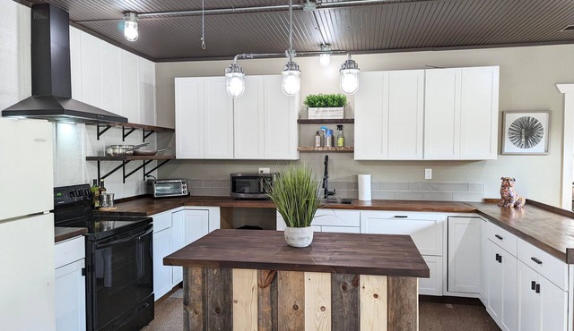 SAUGATUCK FARMHOUSE, HOT TUB, DOGS WELCOME, FIRE PIT, HUGE FENCED YARD!
