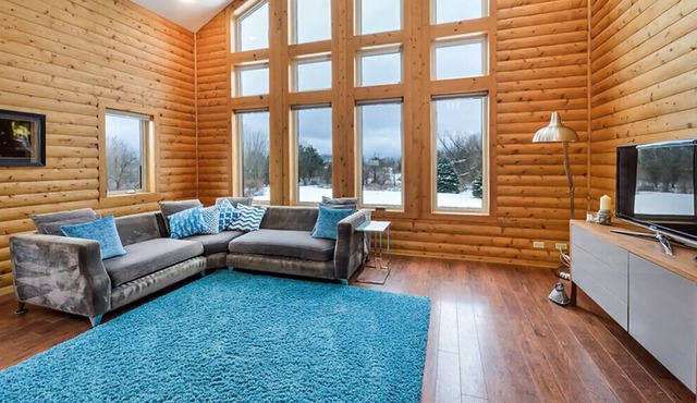 SAUGATUCK LOG CABIN, HOT TUB, DOGS WELCOME, FIRE PIT, 12 ACRES, SLEEPS 8!