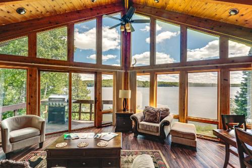 Sauna and Pool Table Family Home on Lake Chicagon