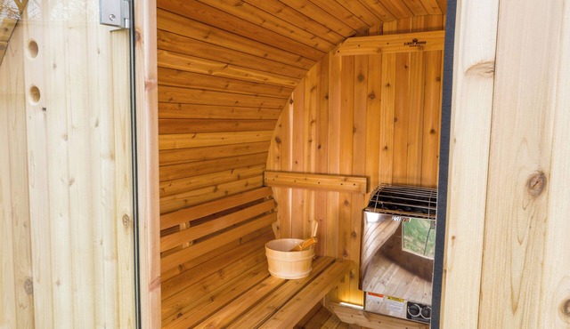 Sauna, Cold Plunge, Badminton, Entertain, 15 Min to Red Rocks, 10 Min to Denver
