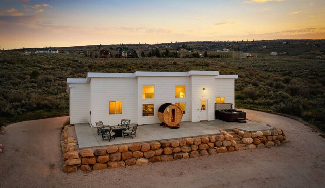 Sauna, Hot Tub, Arcade, Lake Views + Beach Pass!