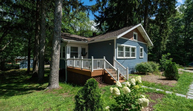 Sauna, hot tub, pet friendly, & 1/2 mile to lake