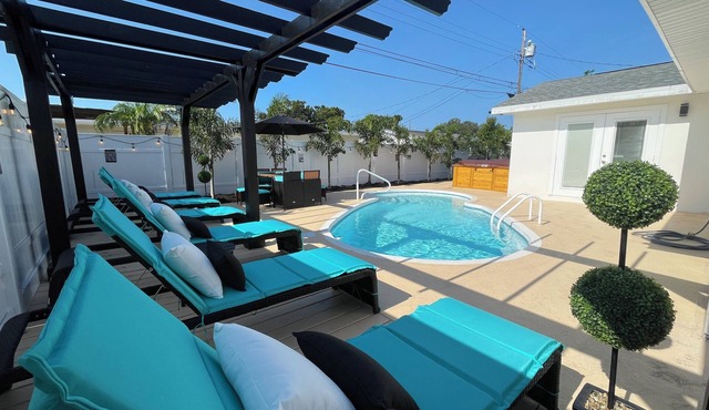 SAUNA! HUGE HOT TUB HEATED POOL UPDATED HOME 3 mileto beach 3BD 2BA 3 KING BEDS!