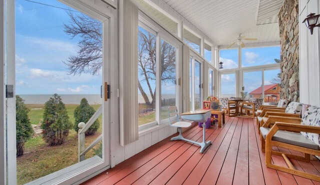 Sauna & Sun: Grandview Beachfront Haven!