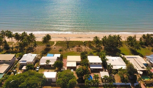 Saunders Beach Shack - on the beach