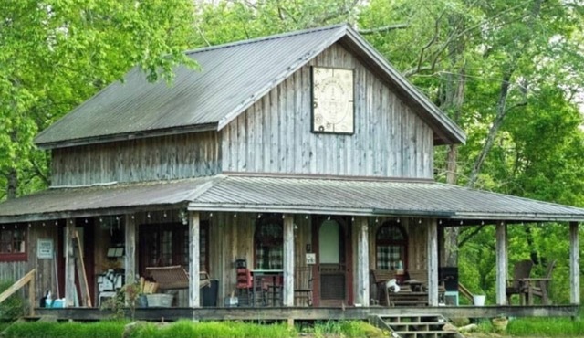 Saunders Cabin Wifi. Creek w/fire pit, cornhole, ax board, horseshoes. big field