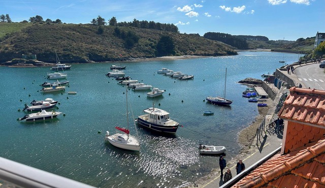 Sauzon with its feet in the water and 2.5 km from the magnificent Golf de Belle île.