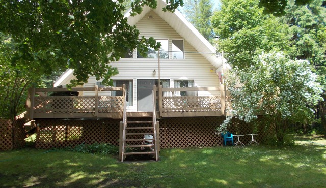 Savage Lake Lodge. Waterfront/Waterfalls 3BD/2BA Sleeps 10+