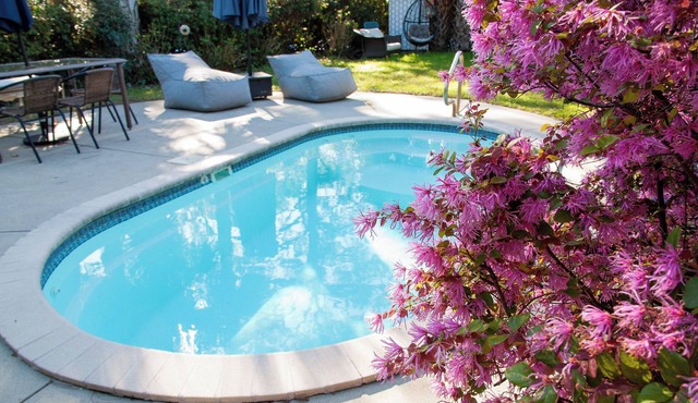 Savannah Sanctuary Home + small heatable pool, close to all!