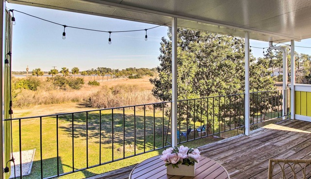 Savannah Townhome w/ Deck - 15 Mi to Beach!