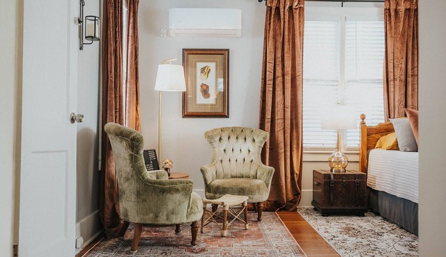 Savannah Vintage Haven - Thomas Square