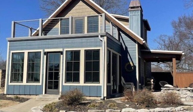 Save 10% off 3 Night Stay! Beautiful Cottage w/great Lake views, pool, hot tub!