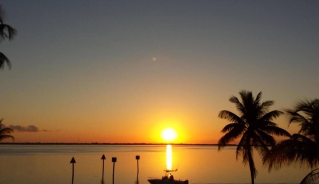 SAVE BIG $ APRIL! WATERFRONT 4 BIKES & 2-2 PERSON KAYAKS. KING & QUEEN BEDS