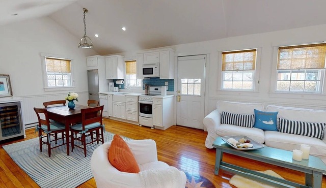 Save now for Stroll and winter! Charming cottage, close to lower Main Street.