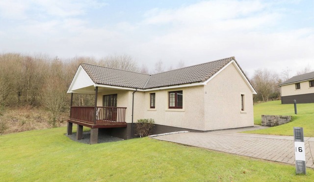 SAVITA COTTAGE, family friendly, with pool in Dailly