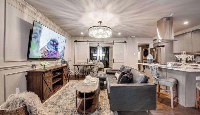 Savor your stay in this elegant Dallas retreat, blending modern comforts with historic charm. Enjoy high-speed Wi-Fi, a smart TV, luxurious king bed, marble finishes, and an award-winning courtyard oasis.