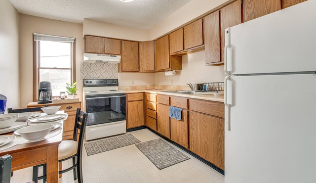 Savoy Apartment ~ 4 Mi to University of Illinois!