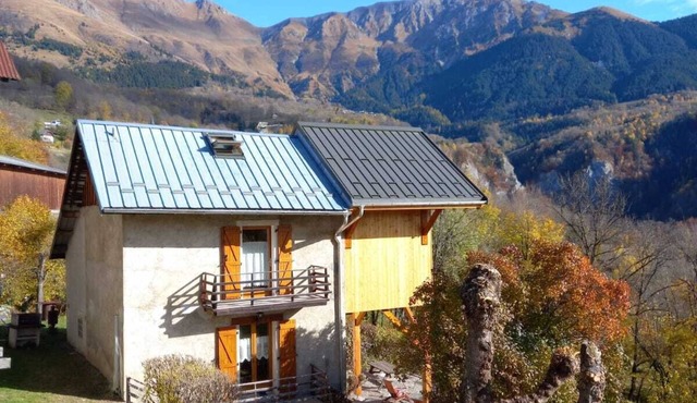 Savoyard chalet with open view in a relaxing setting amidst the mo