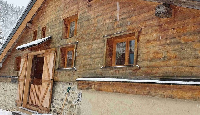 Savoyard farm renovated, authentic and warm. 150m2, cathedral ceilings