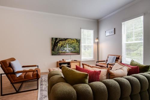 Savvy Retreat Pooler King Bed Gym Pool