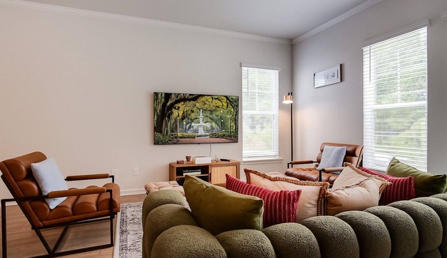 SavvyRetreat KingBed-Pool-Gym-15 Mins to Downtown SAV