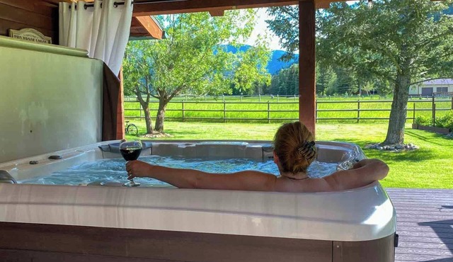 Sawmill Cabin By Rock Creek, Cozy Log Cabin Near River + Hot Tub and Fireplace