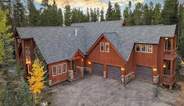 Sawmill Run Lodge: Pet-Friendly, Walk to Peak 8, Hot Tub, Grill, Shuttle