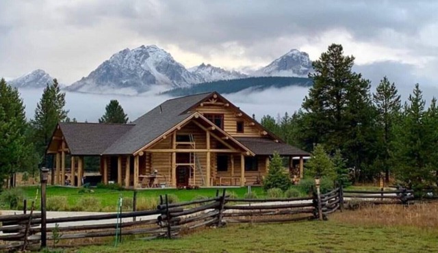 Sawtooth Mountain Log Cabin with a View